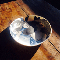 Plat en porcelaine, décors oxydes